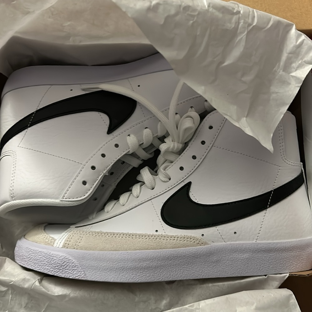 NWT Nike blazer. Never worn white blk and cream women’s size 8.5 me s sz 7
